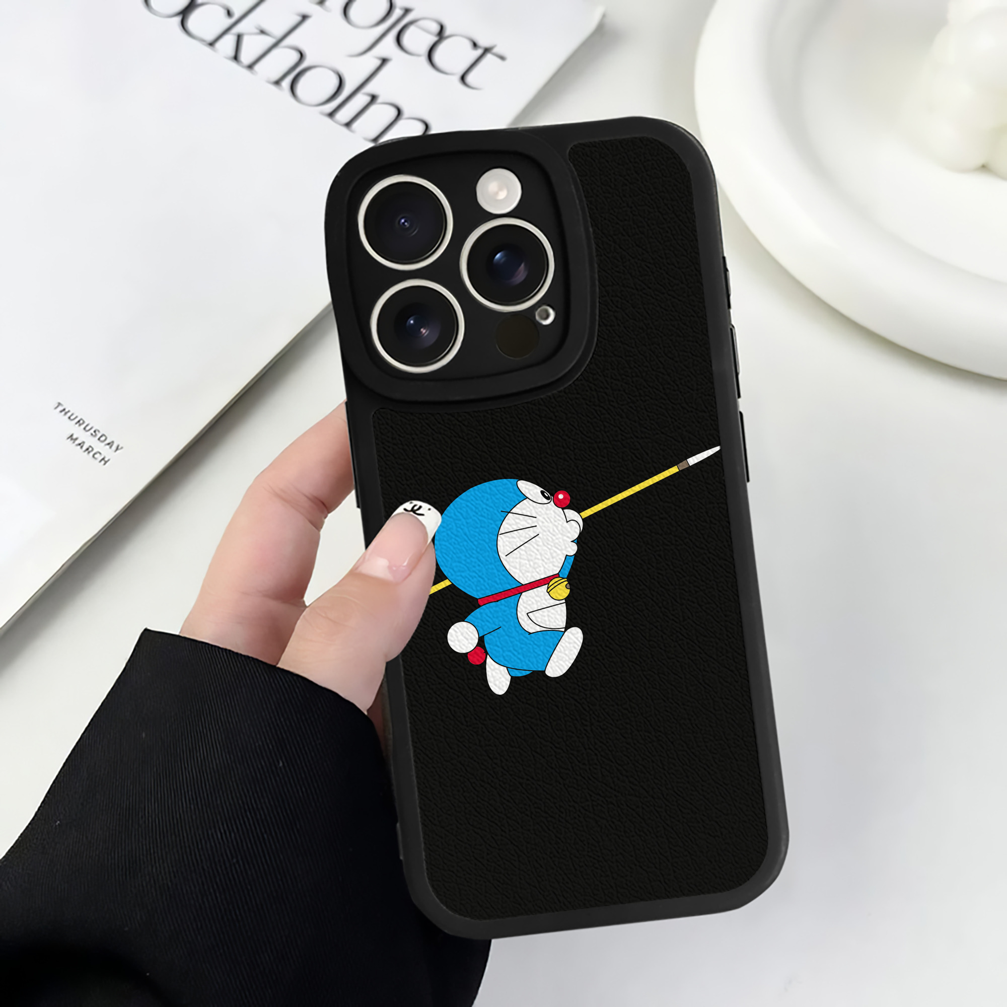（画像用） ドラえもん Doraemon 【iPhone 16シリーズ対応】シリコンスマホケース（レザー調） 材質：シリコン